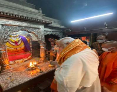 Modi offers prayers at Kashi Vishwanath temple