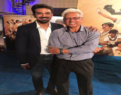 Moved by Saqib's performance, Jimmy Amarnath gifts him his famous red hanky Moved by Saqib's performance, Jimmy Amarnath gifts him his famous red hanky