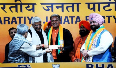 Former cricketer Dinesh Mongia, two Cong MLAs join BJP Former cricketer Dinesh Mongia, two Cong MLAs join BJP