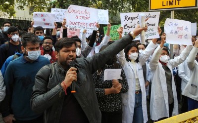 Agitating doctors protest in Delhi, hold meeting with Health Minister Agitating doctors protest in Delhi, hold meeting with Health Minister