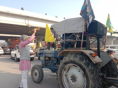 Farmers vacate Delhi borders, start leaving for home Farmers vacate Delhi borders, start leaving for home