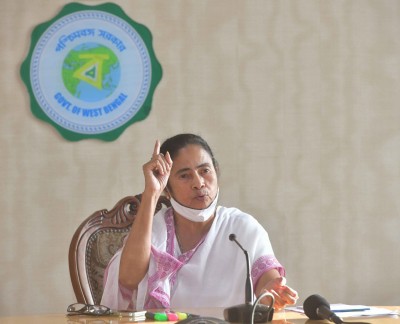 BJP 'victimised' Shah Rukh, Mahesh Bhatt, says Mamata BJP 'victimised' Shah Rukh, Mahesh Bhatt, says Mamata