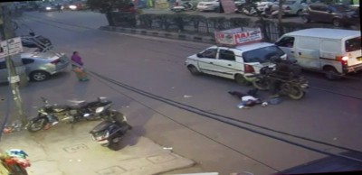 Scooty-borne snatchers drag Delhi woman for 100 metres Scooty-borne snatchers drag Delhi woman for 100 metres