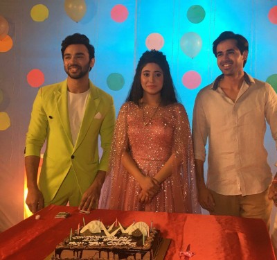 Shivangi Joshi thrilled as 'Balika Vadhu' completes 100 episodes Shivangi Joshi thrilled as 'Balika Vadhu' completes 100 episodes