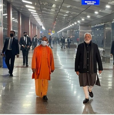 Modi makes surprise visit to Varanasi station