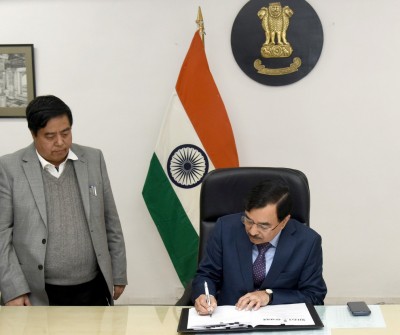 100 polling stations in Goa will have women only staff: CEC 100 polling stations in Goa will have women only staff: CEC