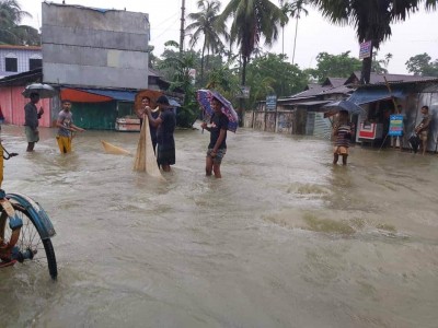 Heavy rains lash B'desh Heavy rains lash B'desh