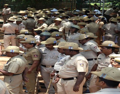 Security tightened as Maratha activists threaten to cross K'taka border Security tightened as Maratha activists threaten to cross K'taka border