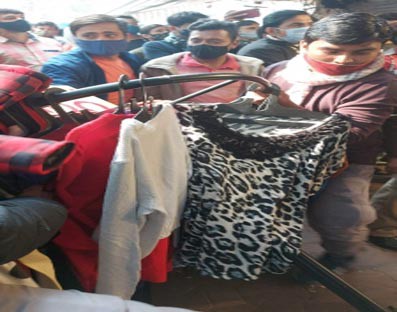 Odd-even scheme implemented in Delhi's Sarojini Nagar market, curb on gatherings Odd-even scheme implemented in Delhi's Sarojini Nagar market, curb on gatherings