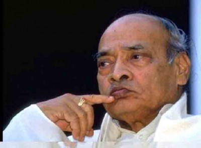 Tributes paid to former PM Narasimha Rao on death anniversary in Telangana Tributes paid to former PM Narasimha Rao on death anniversary in Telangana