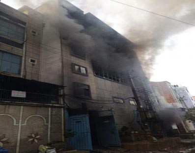 Fire breaks out in shoe factory in Delhi Fire breaks out in shoe factory in Delhi