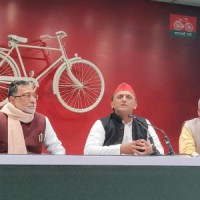 Akhilesh alleges phone tapping by Yogi govt