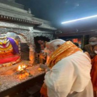 Modi offers prayers at Kashi Vishwanath temple