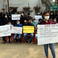 Agitating doctors hold 'Phool Wapsi' protest outside Health Ministry