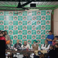 Farmers' protest: Govt submits written assurance, SKM may take final call on Wed