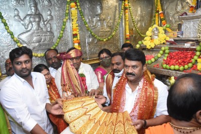 2.5 kg gold saree offered to goddess on KCR's birthday 2.5 kg gold saree offered to goddess on KCR's birthday