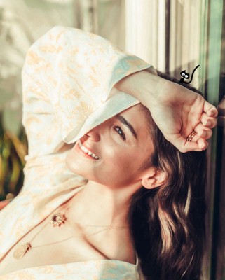 Alia Bhatt looks stunning in 'sunshine' pic Alia Bhatt looks stunning in 'sunshine' pic