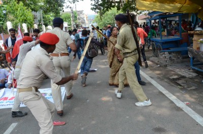 Rampaging students vandalise Patna properties Rampaging students vandalise Patna properties