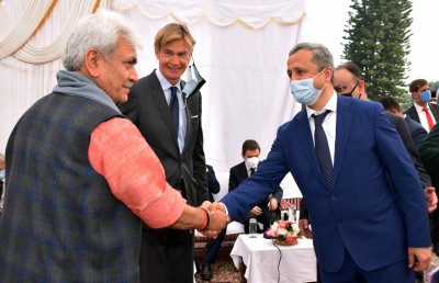 J&K Lt Guv meets foreign envoys, details development work J&K Lt Guv meets foreign envoys, details development work