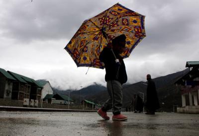 Rain lashes J&K, to continue for 24 hrs Rain lashes J&K, to continue for 24 hrs