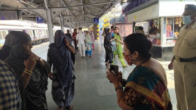 Mumbai Mayor hits the streets, orders people to wear masks Mumbai Mayor hits the streets, orders people to wear masks