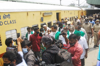 Lukewarm response to farmers' 'Rail Roko' in Karnataka Lukewarm response to farmers' 'Rail Roko' in Karnataka