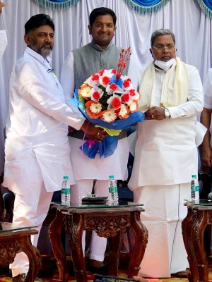 Karnataka independent MLA extends support to Congress Karnataka independent MLA extends support to Congress