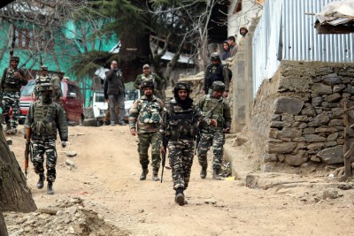J&K Police arrests 2 terrorist associates J&K Police arrests 2 terrorist associates