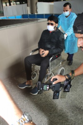 Video captures wheelchair-bound Kapil Sharma hurling 'abuse' at photographers Video captures wheelchair-bound Kapil Sharma hurling 'abuse' at photographers