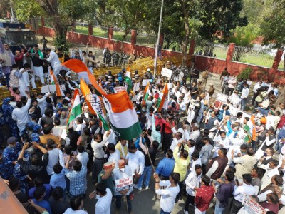 Kisan Congress stages protest outside Tomar's residence Kisan Congress stages protest outside Tomar's residence