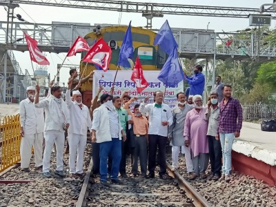 Farmers block railways in Maharashtra, services unaffected Farmers block railways in Maharashtra, services unaffected