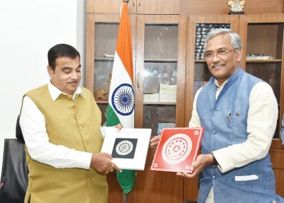 U'khand CM meets Gadkari, thanks him for help in road connectivity