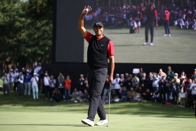 Tiger Woods awake, recovering after "long procedures to lower right leg" Tiger Woods awake, recovering after "long procedures to lower right leg"