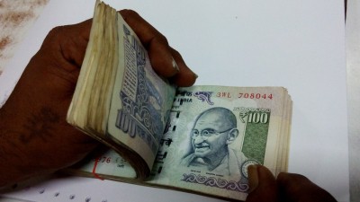 Bag with Rs 1 lakh cash forgotten at Red Fort Metro Station