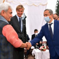 J&K Lt Guv meets foreign envoys, details development work