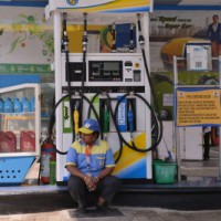 Oil cos keep steepest rise for weekend; fuel prices shoot up to 40 paise/litre