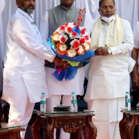 Karnataka independent MLA extends support to Congress