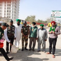 Retired Armymen support farmers at Ghazipur border