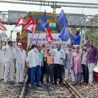 Farmers block railways in Maharashtra, services unaffected