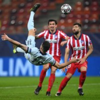 Giroud stunner gives Chelsea advantage against Atletico