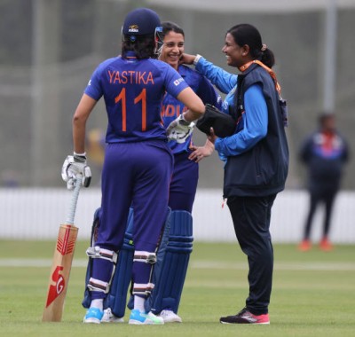 Smriti Mandhana stable after being struck on the head in warm-up game against South Africa Smriti Mandhana stable after being struck on the head in warm-up game against South Africa