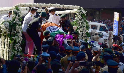 Lata's final journey begins amid tears and cries of 'Amar Rahe'