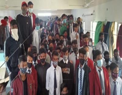 Navodaya students in J'khand shut themselves for hours against poor food Navodaya students in J'khand shut themselves for hours against poor food