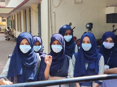 More K'taka students wear saffron shawls, hijabs More K'taka students wear saffron shawls, hijabs