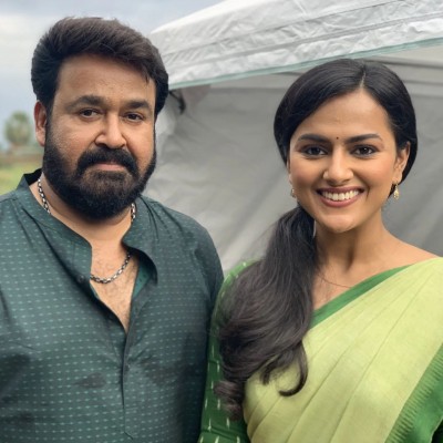 Shraddha Srinath shares pictures clicked with 'Aaraattu' cast