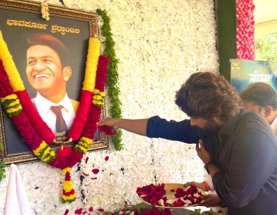 Allu Arjun meets Puneeth Rajkumar's family to pay his homage Allu Arjun meets Puneeth Rajkumar's family to pay his homage
