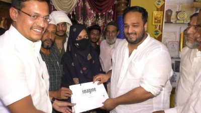 Hijab row: Mumbai MLA meets K'taka girl, gifts iPhone Hijab row: Mumbai MLA meets K'taka girl, gifts iPhone