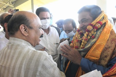 Union Minister Nitin Gadkari arrives in K'taka to inaugurate slew of projects Union Minister Nitin Gadkari arrives in K'taka to inaugurate slew of projects