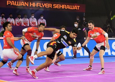 PKL 8: Bengaluru Bulls defeat Gujarat Giants, enter into semis PKL 8: Bengaluru Bulls defeat Gujarat Giants, enter into semis
