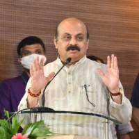 K'taka CM pitches for temple, monument tourism in state